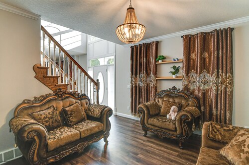 Des Moines Suburb Stay w/ Spacious Layout & Deck!