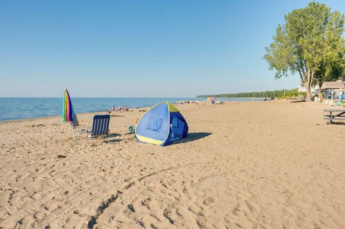 'wishin & Fishin' Walkable Erie Home By the Beach!