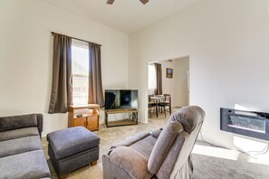 House (2 Bedrooms) | Interior - Walkable Location, Fenced Yard: Wickenburg Home! (Wickenburg)