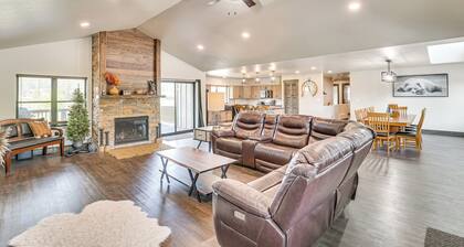 Deck & Game Room: Group Golf Retreat in Sturgis