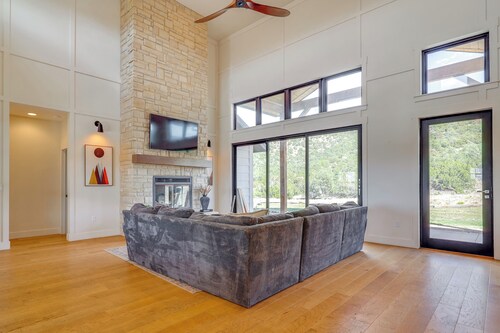 Nat'l Forest Access & Mtn Views: Family Eagar Home