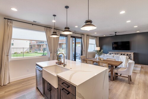 4BR Poolside w/ Snow Canyon Views & Pool Table