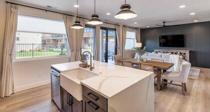 4BR Poolside w/ Snow Canyon Views & Pool Table