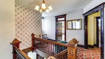 House (5 Bedrooms) | Interior