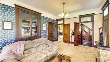 House (5 Bedrooms) | Interior