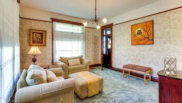 House (5 Bedrooms) | Interior