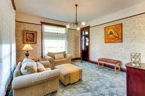House (5 Bedrooms) | Interior