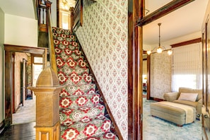 House (5 Bedrooms) | Interior