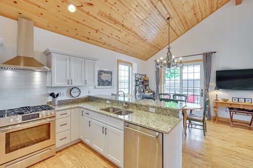 Walk to Dtwn Syracuse: Private Lake-view Home