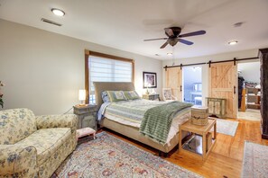 House (4 Bedrooms) | Interior - Walk to UT Southern & Dtwn Pulaski: Historic Home (Pulaski)