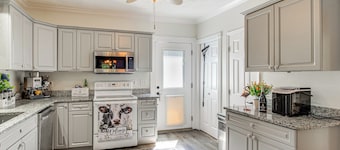 Walk to Historic Dtwn Pulaski: Pet-friendly Home