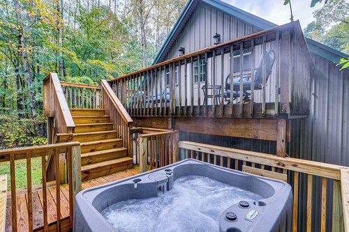 Hot Tub Haven 10 Mi to Hocking Hills State Park!