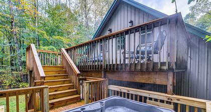 Hot Tub Haven 10 Mi to Hocking Hills State Park!