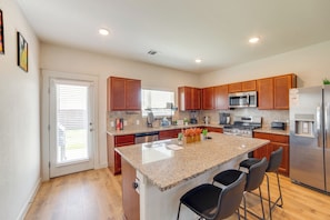 House (2 Bedrooms) | Interior - Yard & Office: Spacious Family Home in Forney (Forney)