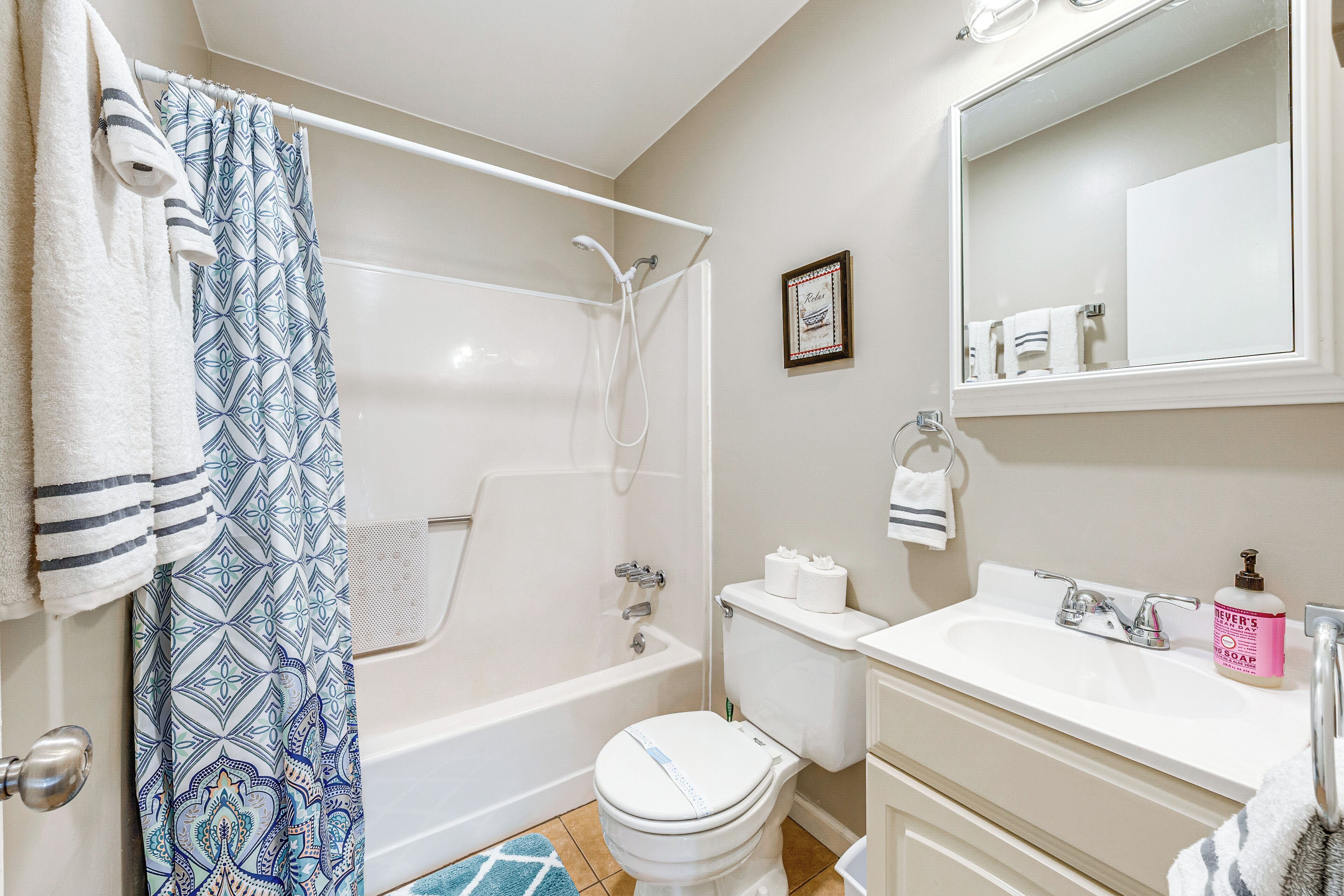 Une salle de bain avec une baignoire, des toilettes et un lavabo.