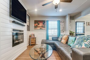 Apartment (3 Bedrooms) | Interior - Centrally Located Raleigh Townhome w/ Pool Access (Raleigh)