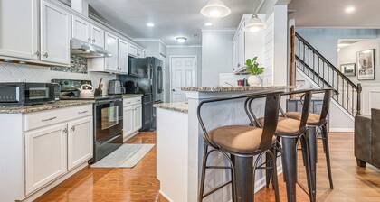 Centrally Located Raleigh Townhome w/ Pool Access