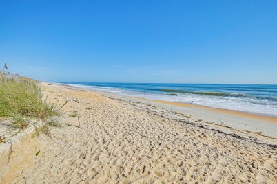 Walk to Beach! Palm Coast Oasis w/ Pool