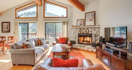 < 1 Mi to Diamond Peak: Townhome w/ Lake Views