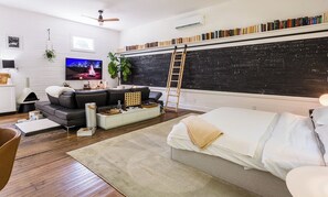 1 chambre, bureau, fer et planche à repasser, lit parapluie
