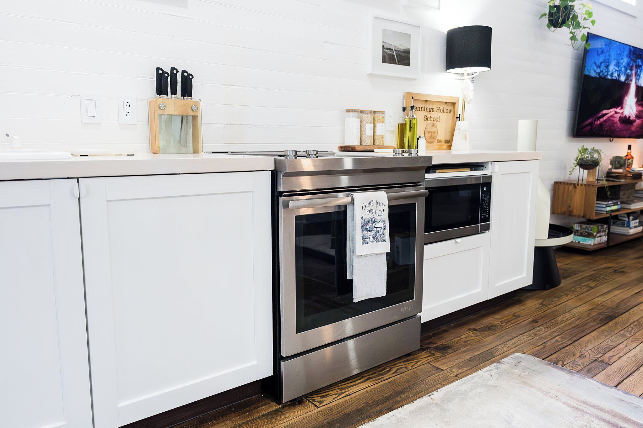 Kühlschrank, Mikrowelle, Ofen, Herdplatte