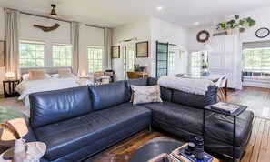 1 chambre, bureau, fer et planche à repasser, lit de bébé portatif