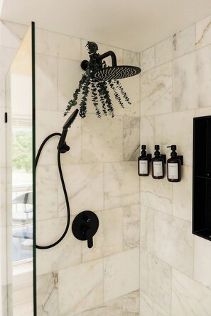 Haartrockner, Handtücher, Seife, Shampoo
