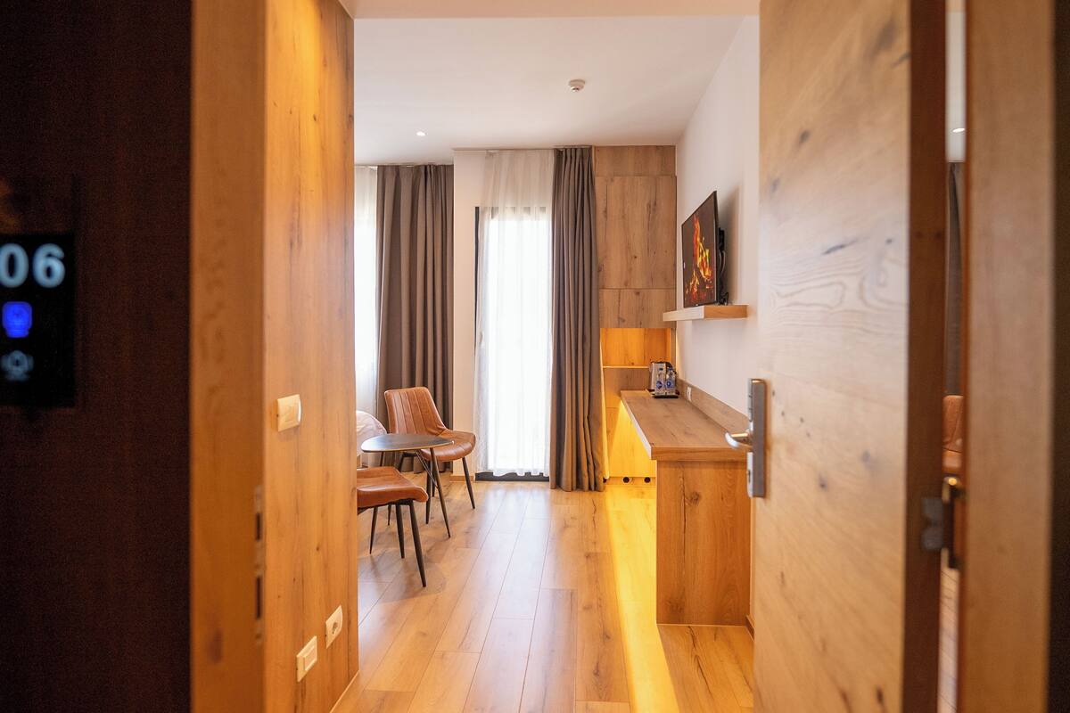 Tvåbäddsrum - balkong | Värdeförvaringsskåp på rummet, skrivbord och arbetsyta för laptop