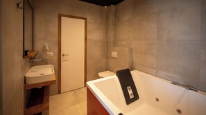 Suite familiar, balcón, vistas a la ciudad | Baño | Bañera, secador de pelo, zapatillas y toallas