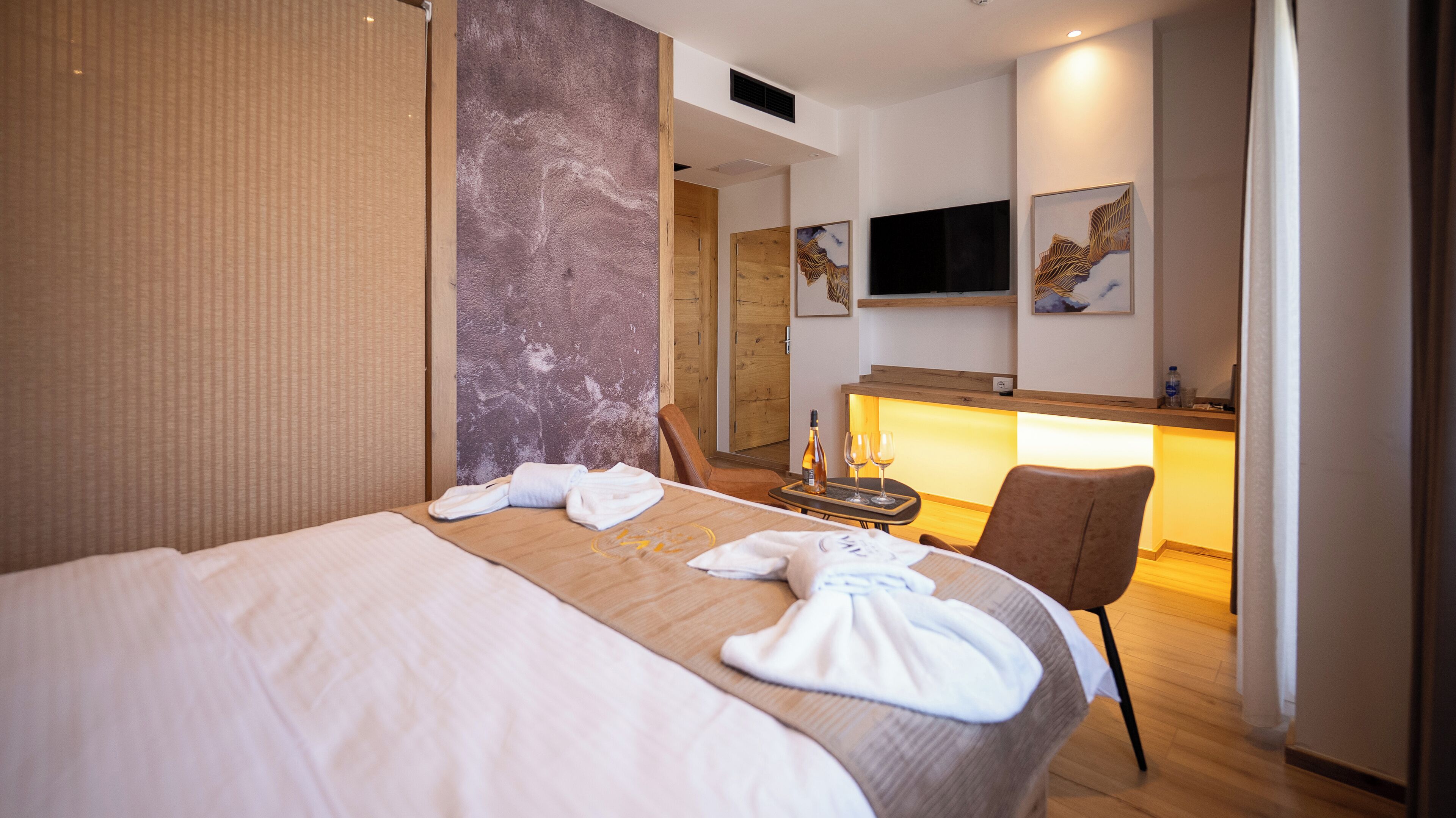 Habitación de lujo doble, balcón, vistas a la ciudad | Caja fuerte, escritorio, espacio para trabajar con un portátil