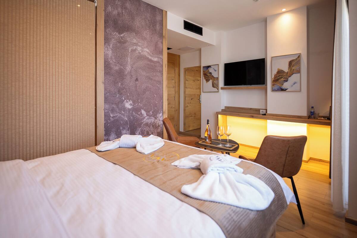 Lyxigt dubbelrum - balkong - utsikt mot staden | Värdeförvaringsskåp på rummet, skrivbord och arbetsyta för laptop