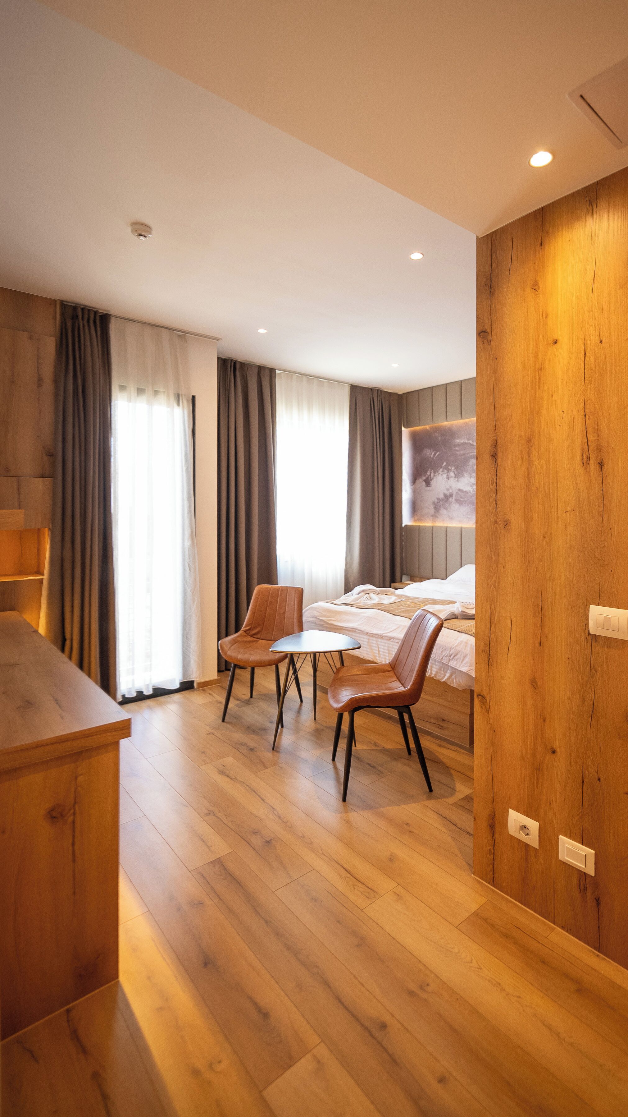 Suite Deluxe, balcón | Caja fuerte, escritorio, espacio para trabajar con un portátil