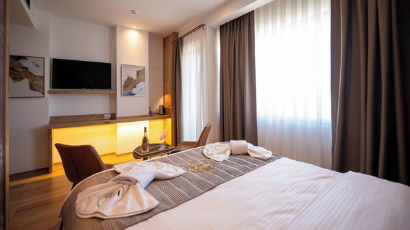 Luxury Double Room, Balcony, City View