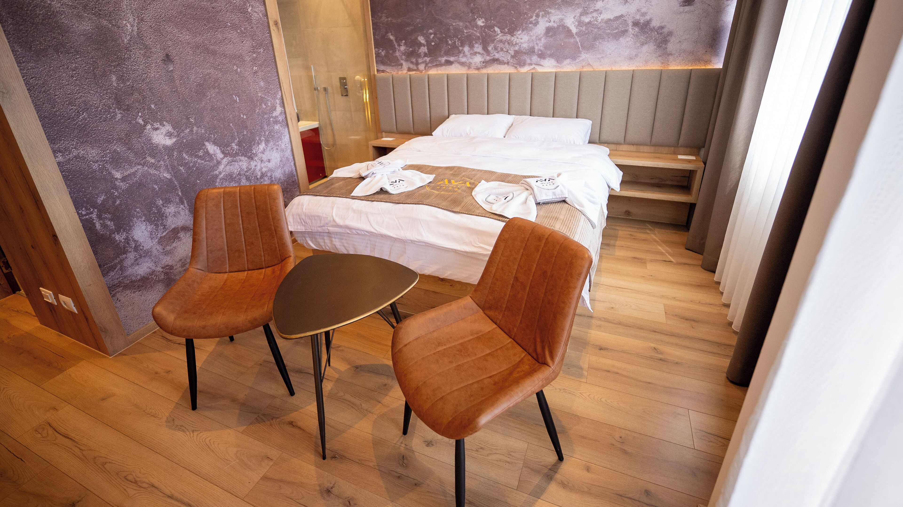 Suite familiar, balcón, vistas a la ciudad | Caja fuerte, escritorio, espacio para trabajar con un portátil