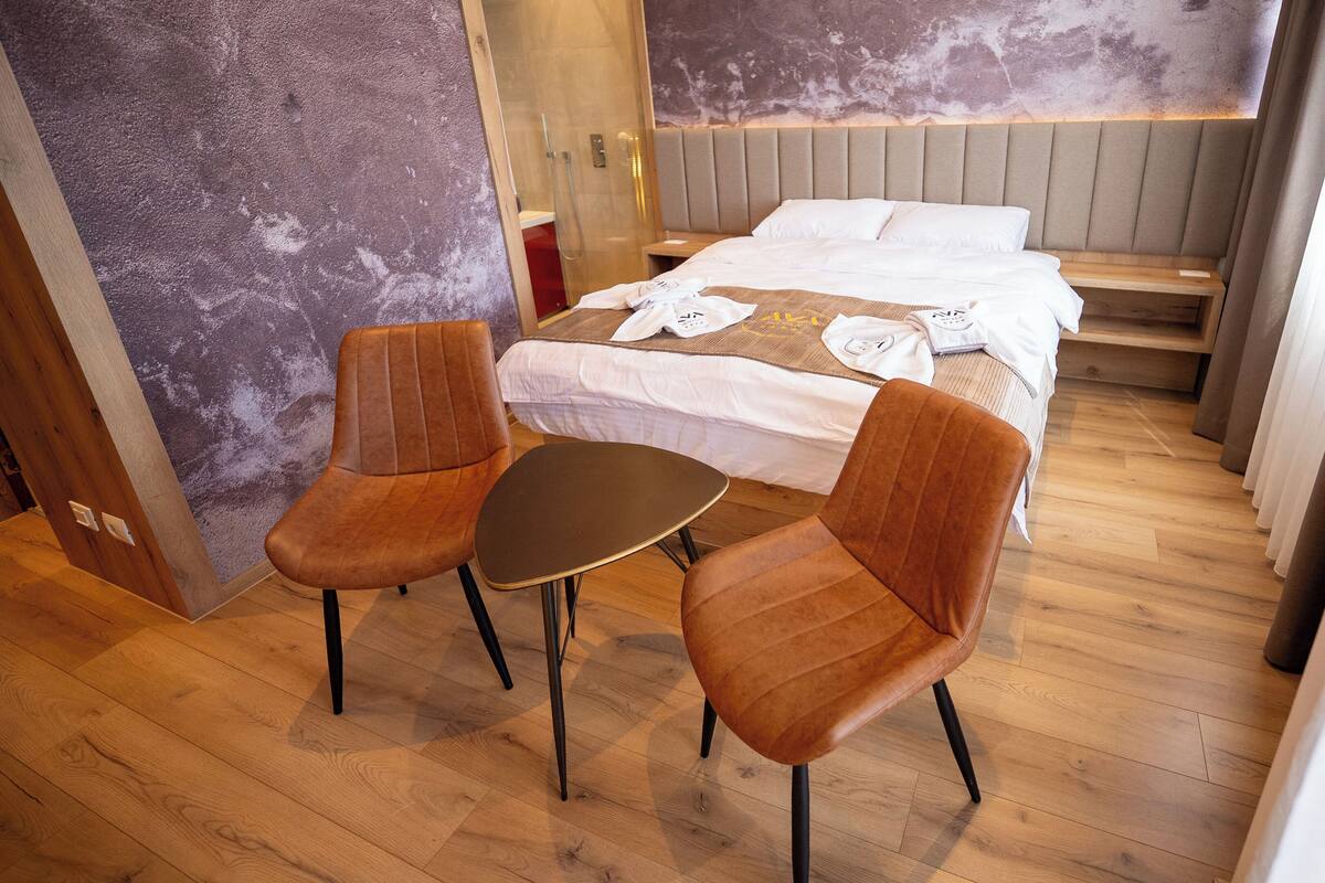 Familjesvit - balkong - utsikt mot staden | Värdeförvaringsskåp på rummet, skrivbord och arbetsyta för laptop