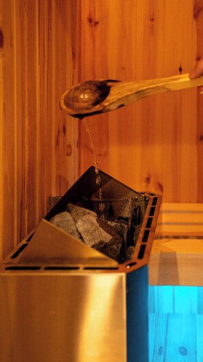 Habitación de lujo doble, balcón, vistas a la ciudad | Baño | Bañera, secador de pelo, zapatillas y toallas