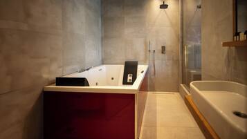 Familiesuite, balkong, byutsikt | Bad | Badekar, hårføner, tøfler og håndklær