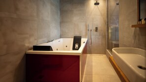 Family Suite, Balcony, City View | Bathroom