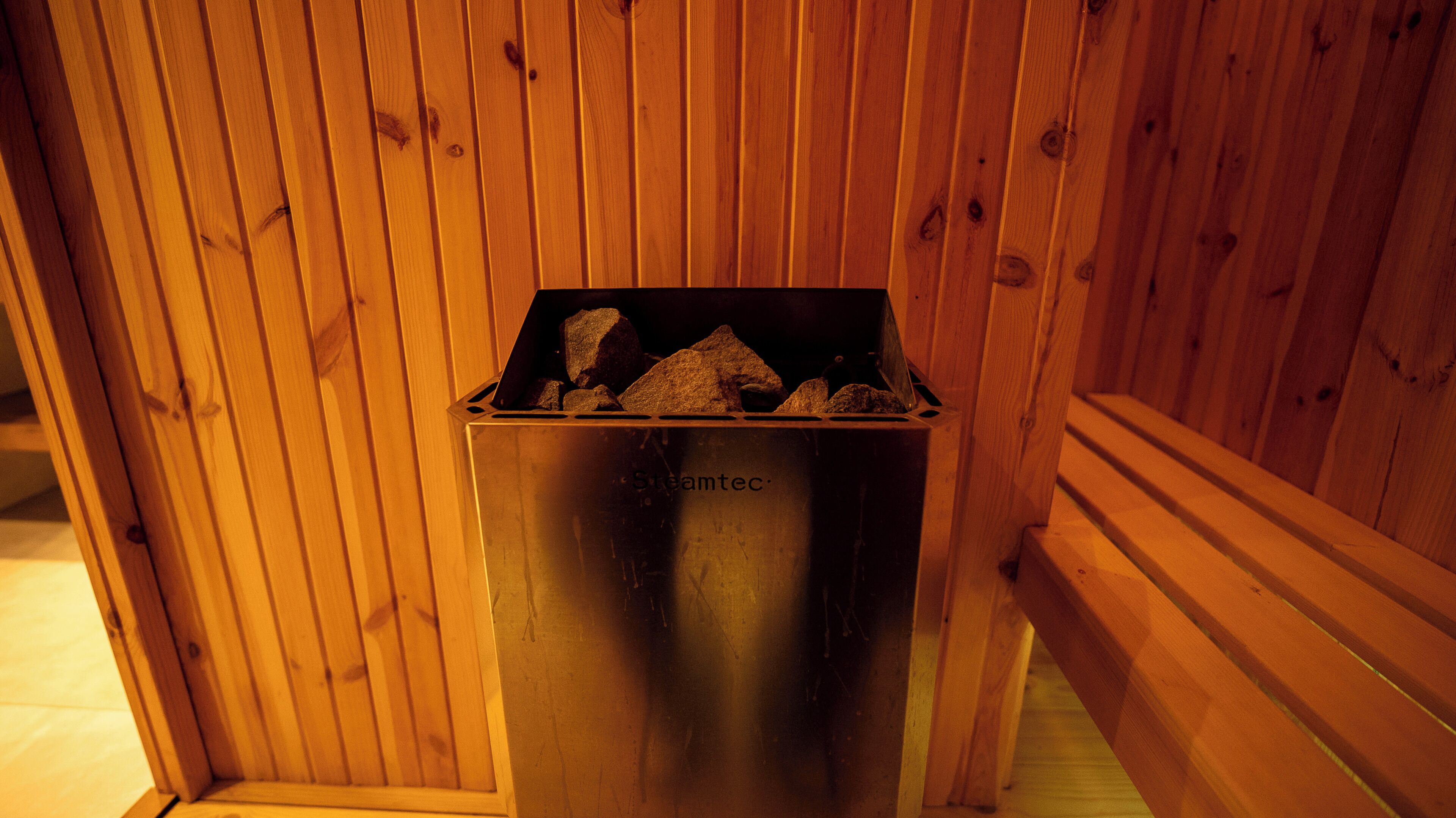 Luxury Double Room, Balcony, City View | Bathroom | Bathtub, hair dryer, slippers, towels