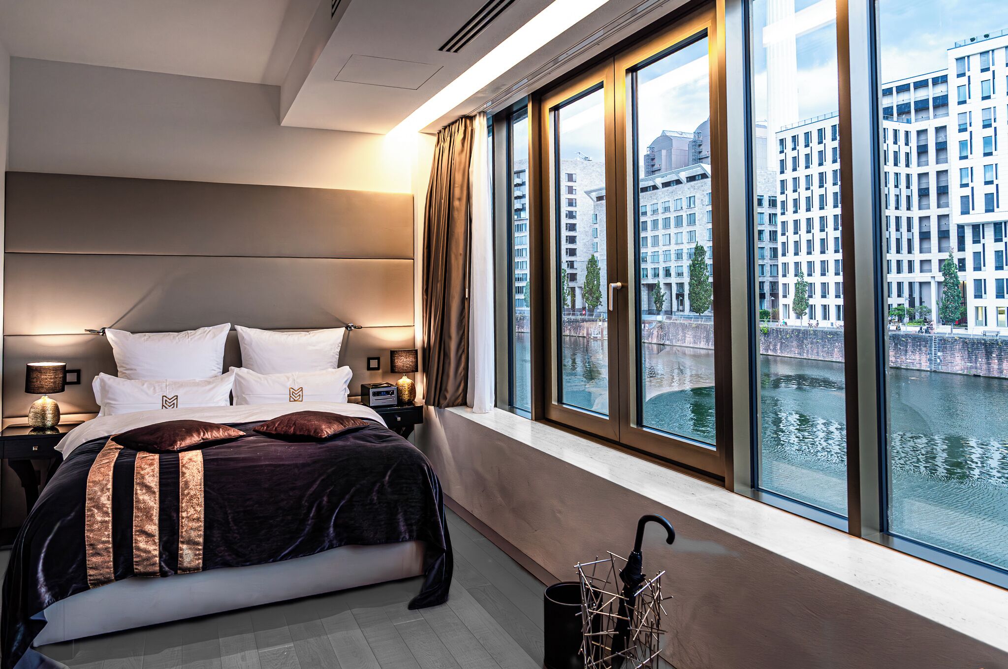 Luxe suite | Een kluis op de kamer, een bureau, gratis wifi