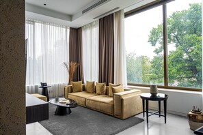 Luxe suite | Een kluis op de kamer, een bureau, gratis wifi