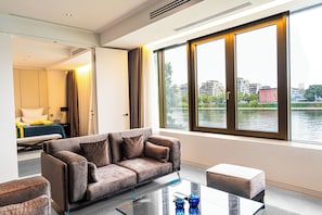 London Suite | Két bảo mật tại phòng, bàn, truy cập Internet không dây miễn phí