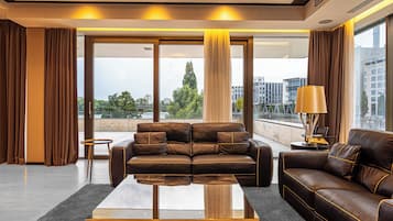 Mega Suite | Két bảo mật tại phòng, bàn, truy cập Internet không dây miễn phí