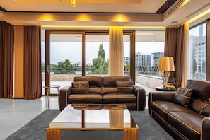 Mega Suite | Két bảo mật tại phòng, bàn, truy cập Internet không dây miễn phí