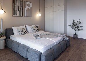 4 Schlafzimmer, Zimmersafe, Schreibtisch, Bügeleisen/Bügelbrett
