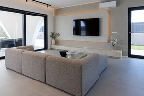 Smart TV, fireplace