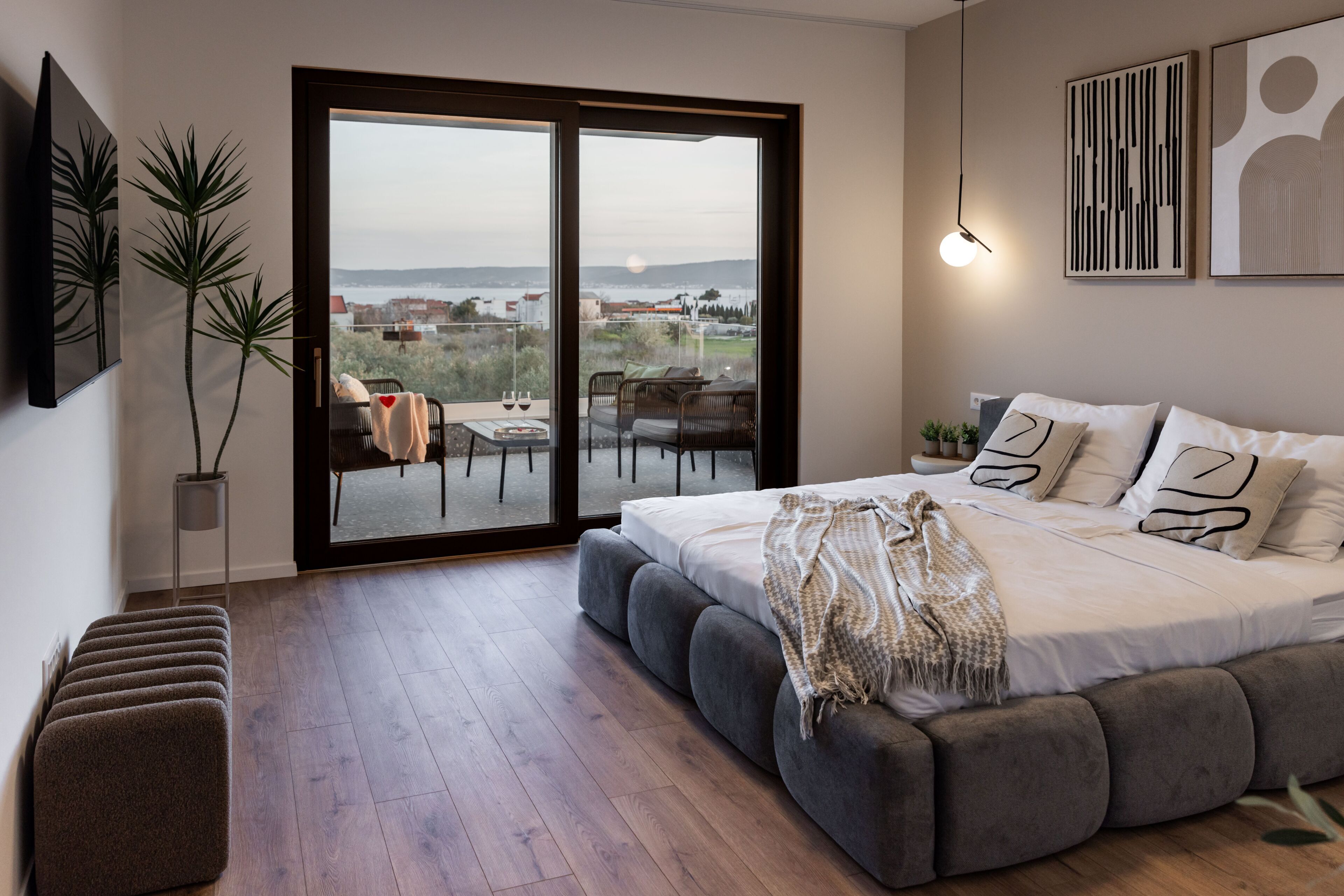 4 bedrooms, in-room safe, desk, iron/ironing board