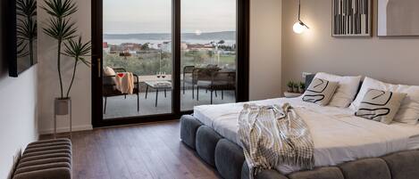 4 bedrooms, in-room safe, desk, iron/ironing board