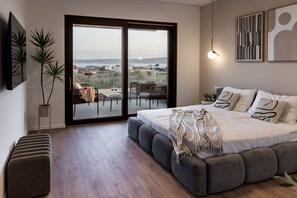 4 bedrooms, in-room safe, desk, iron/ironing board