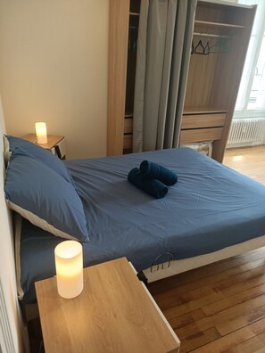 2 Schlafzimmer, Schreibtisch, Bügeleisen/Bügelbrett, Reisekinderbett
